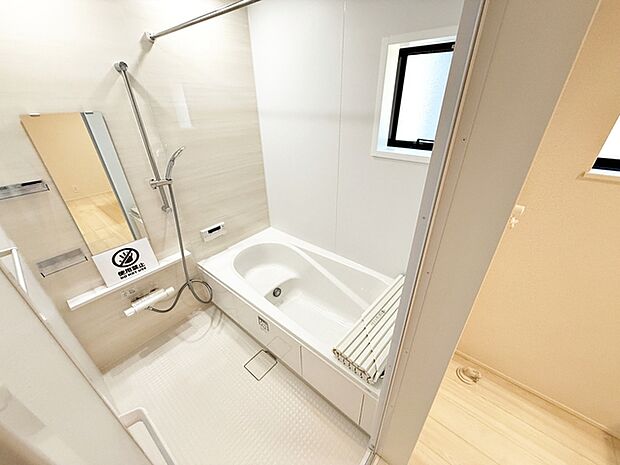 【浴室】 ゆったり入れる浴槽、一日の疲れを癒してくれるくつろぎのバスタイムを… 