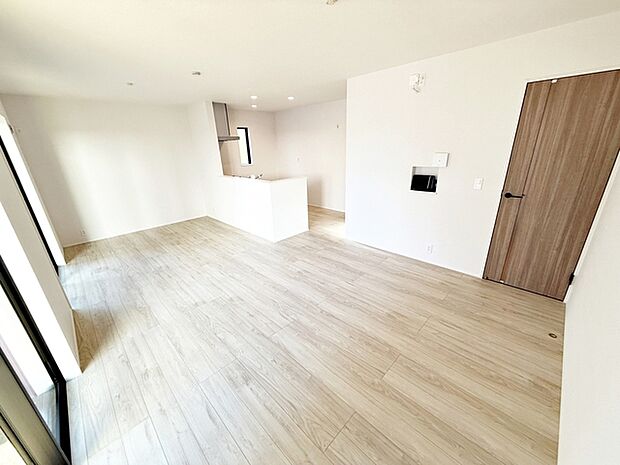 【リビング17帖】 沢山の光が差し込む明るいリビングは、開放的で心地よい空間です。自然と家族が集まり幸せな時間が流れます。 