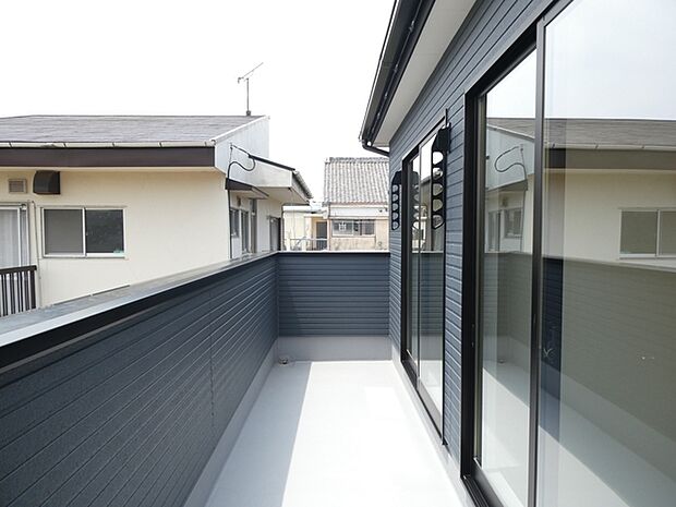 【施工例】洗濯物が多い日も、シーツや掛け布団を天日干ししたいときにも嬉しい、広々バルコニーです！   