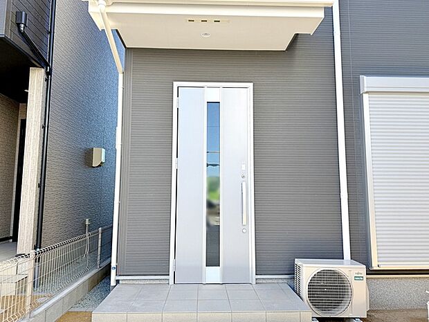 【玄関】 雨の日の出入りも濡れにくい玄関ポーチ 