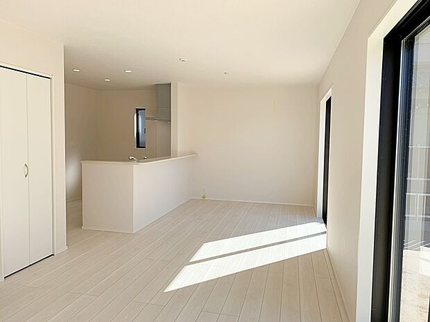 【施工例】のんびりくつろぐソファや、お食事を楽しむダイニングセットを置いても圧迫感はありません。