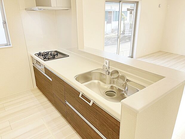 【施工例】小さなお子様にも目が届く、使い勝手の良い対面キッチンで楽しくお料理ができます！ 