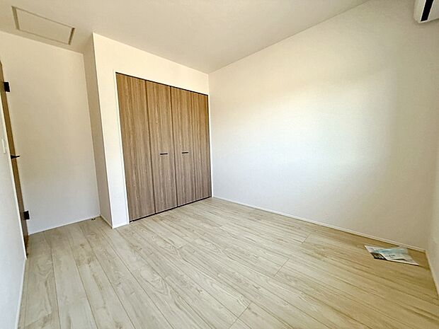 【洋室5.2帖】 お子様の一人部屋に最適な居室です。クローゼット付きで自然とお片付けできる環境に！ 