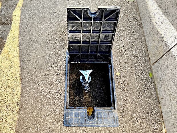 玄関横には散水栓が設置されています！お庭の水撒き、洗車、お掃除、お子様の水遊びなど便利です！ 