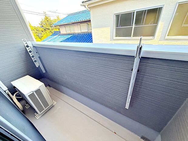 【バルコニー】 屋根のあるインナータイプのバルコニーだから、急な雨でも洗濯物が濡れにくくて安心  