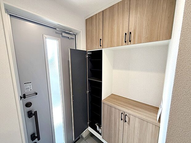 【シューズボックス】 シューズボックスは飾り棚付きでお花や絵画、雑貨などをディスプレイして素敵なエントランスの演出が可能 