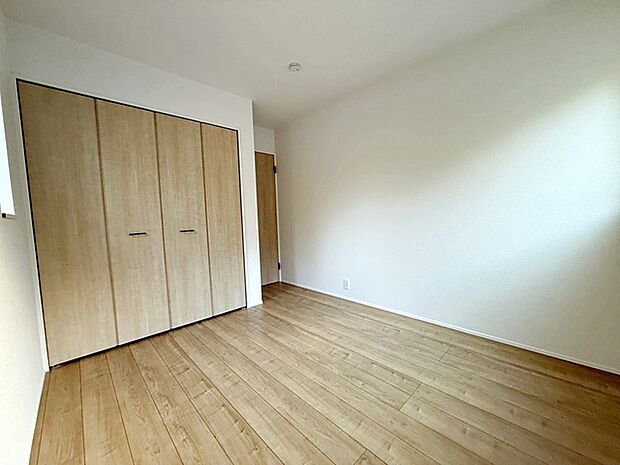 【洋室5.2帖】 お子様の一人部屋に最適な居室です。クローゼット付きで自然とお片付けできる環境に！ 
