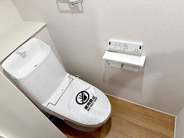 【トイレ】 各フロア1カ所ずつシャワー機能付トイレを設置しており、忙しい朝の混雑も解消！ 