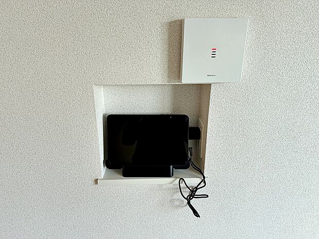 タブレットやスマホで、家中どこにいても応答可能。自動音声もあるので忙しい時に便利です。 