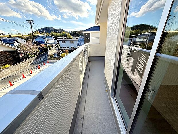 【バルコニー】 インナーバルコニーには屋根があるので天候に左右せずにバルコニーを使えます 