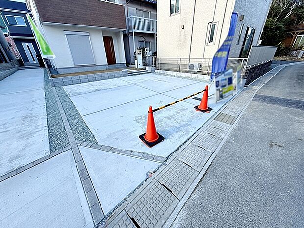 並列2台駐車可能なゆとりあるカースペース。目の前が駐車場だと雨の日も大量にお買い物をした時も便利 
