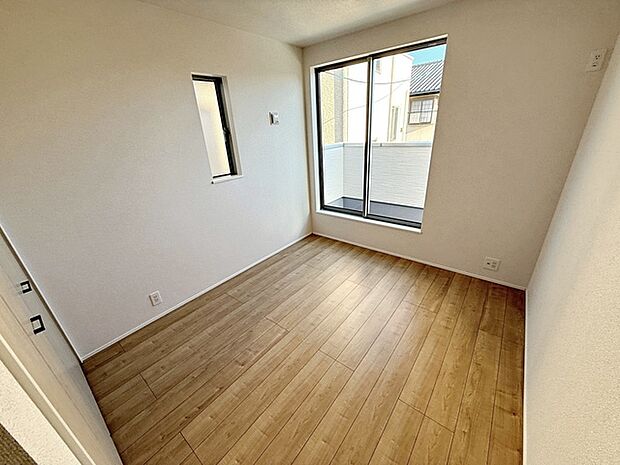 【洋室5.7帖】 バルコニーに続く大きな窓があり、洗濯物やお布団などをそのまま部屋に取り込むことができます。 