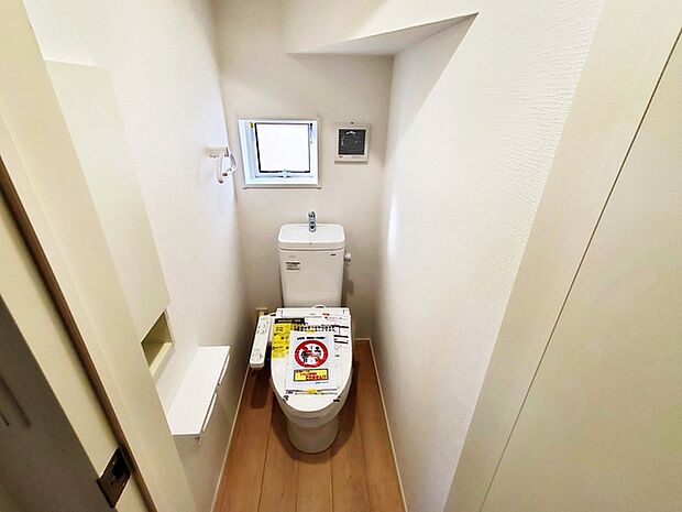 【トイレ】 1、2階共にシャワー機能付！小窓が付いている為換気もスッキリして頂けます。 