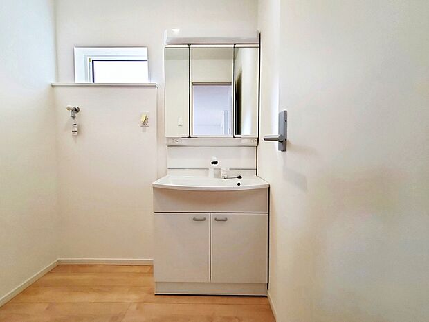 【洗面台】 収納力と機能性に優れた洗面台で、朝の忙しい時間でも身支度準備がスムーズにできます。 