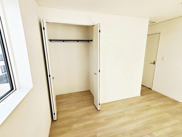 【ＣＬ】 クローゼット付きでいつもお部屋はスッキリ！全居室にある収納スペースは住みやすさへのこだわりです。 