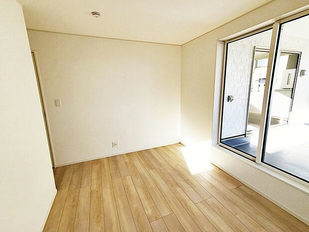 【洋室6.5帖】 全居室にしっかりとした大きさのクローゼットを完備し、収納スペースも十分です。 