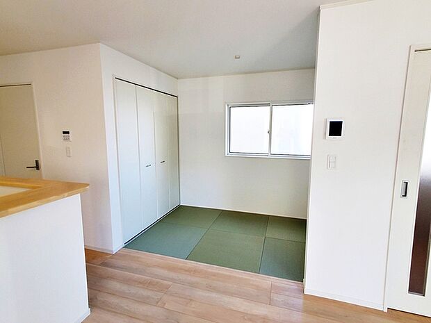 【タタミコーナー3帖】 リビングに隣接したホッと落ち着く3帖の畳コーナー。キッズスペースや書斎としても使えて何かと便利な居室です。 