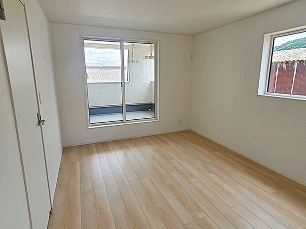 【施工例】主寝室です。二面採光で明るく、風通しも良好です。ご夫婦のくつろぎの場所として最適です！ 