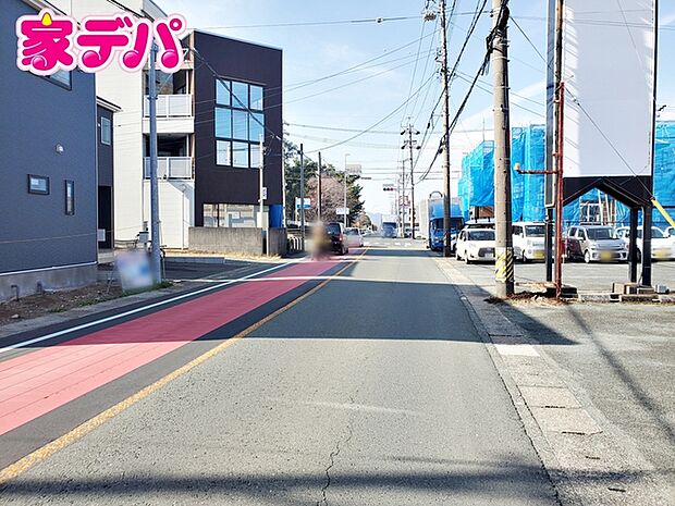 前面道路:北側公道約8.1m幅 前面道路はゆとりの8.1m!駐車が苦手な方でも安心の道路幅です