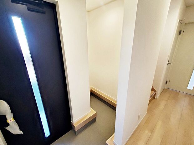 【土間収納】 アウトドア用品や屋外で遊ぶ子供のおもちゃ、園芸用品などの収納に便利な土間収納 