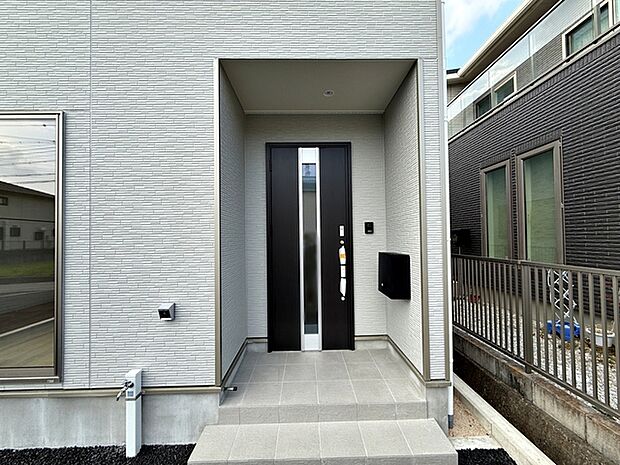 【玄関】 庇が広く、雨にも濡れにくい玄関ポーチ 