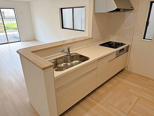 【キッチン】 小さなお子様にも目が届く、使い勝手の良い対面キッチンで楽しくお料理ができます！