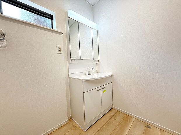 【洗面所】 洗面・化粧などができる機能と収納スペースを一体化した洗面台です。  