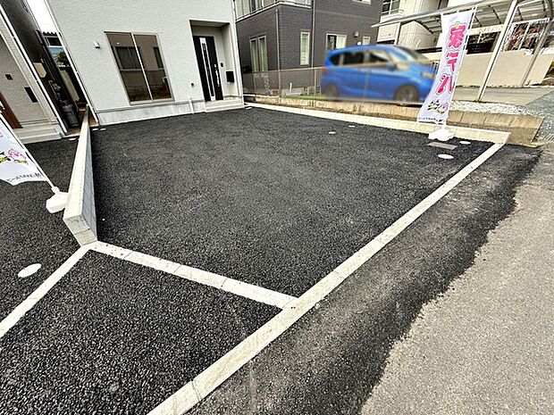 駐車スペースは2台分を確保！並列駐車が可能で車の出し入れもしやすく、運転の苦手な方にも安心です 