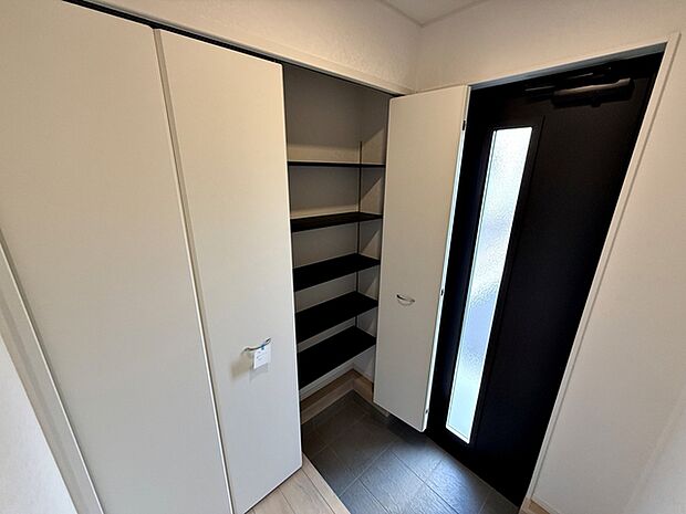 【SCL】 家族みんなの靴は意外に多くて大変！そんな時にこの大容量のシューズボックスは便利です！ 