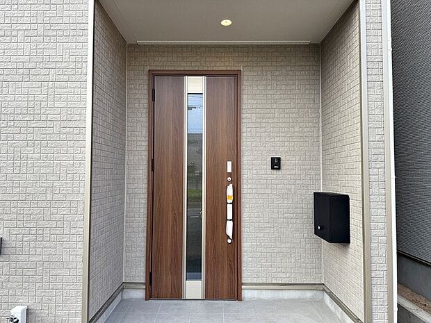 【玄関】 落ち着いた外観デザインで、住まいの第一印象を整える玄関です 