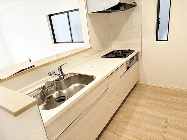 【キッチン】 人気の対面キッチンは料理をしながらご家族やお客様との会話が楽しめます！ 