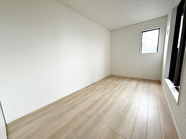 【洋室6.1帖】 2面採光で、晴れの日の日中はいつも明るい室内に。窓を開放すれば気持ちの良い風が入ります。  