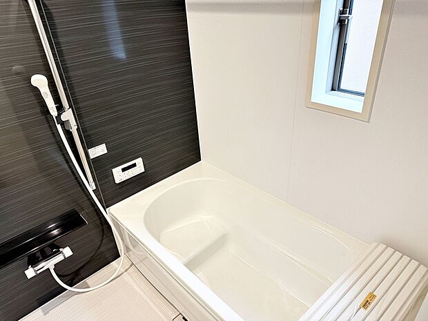 【浴室】 窓付きのため換気しやすく、日差しも取り入られる浴室   