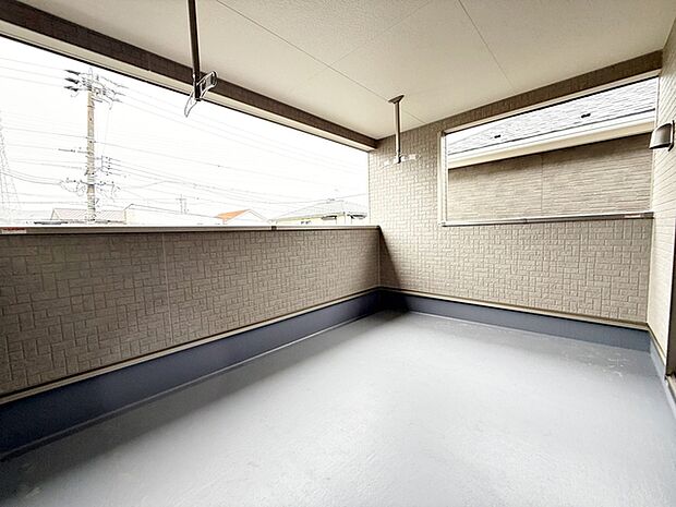 【バルコニー】 屋根のあるインナータイプのバルコニーだから、急な雨でも洗濯物が濡れにくくて安心  