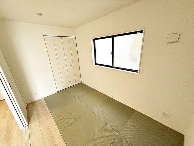 【和室5帖】 リビングと続き間の和室は落ち着きますね！ゆったりとした時間を過ごせます。 