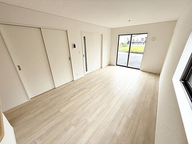 【リビング16.3帖】 大きな窓のあるリビングは、陽光あふれる明るい空間です。居心地良く、ご家族皆がゆったり寛げる憩いの空間となりそうです 