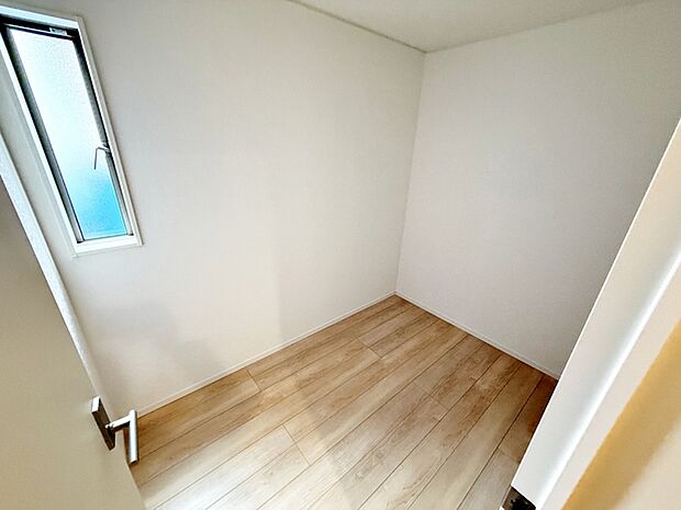 【ストレージルーム3帖】 たくさん物が置けるので、趣味の物や非常用の備蓄庫としても利用できます。 