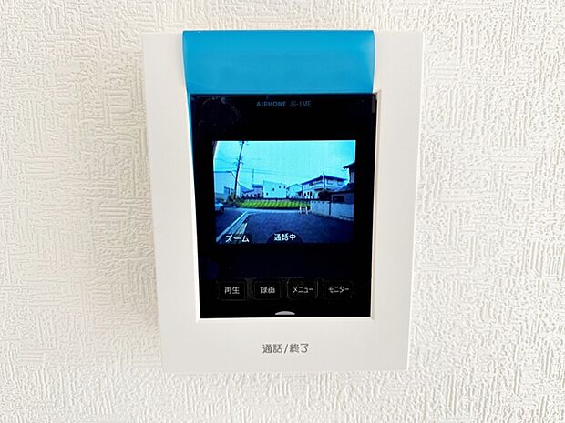 留守中の来訪者画像を自動で録画・保存できる録画機能を内蔵。防犯性に優れた安心のシステム。スッキリとしたデザインで、誰でも簡単に操作していだけます。