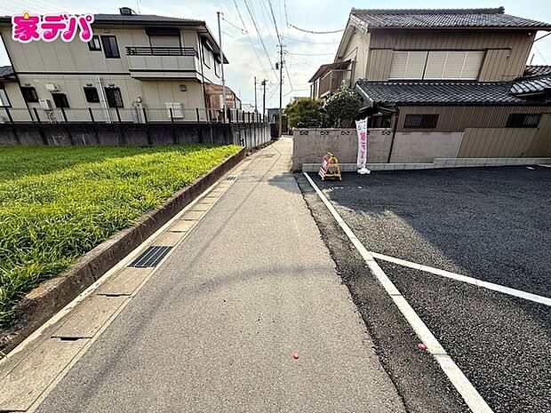 前面道路：北東側公道約2.2ｍ幅、車通りの少ない道路なのでお車の出し入れが苦手な方も安心ですね。