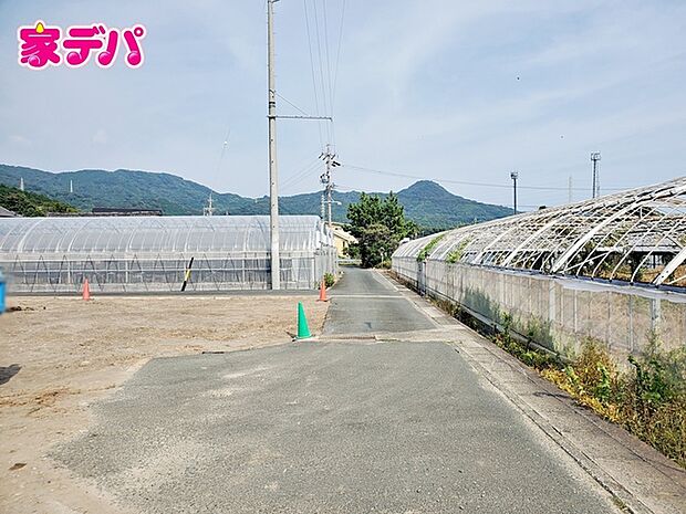 前面道路は車通り少ないのでお子様も安心して暮らせる環境です