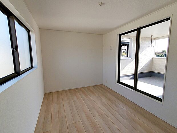 【洋室7.2帖】 主寝室です。二面採光で明るく、風通しも良好です。ご夫婦のくつろぎの場所として最適です！ 