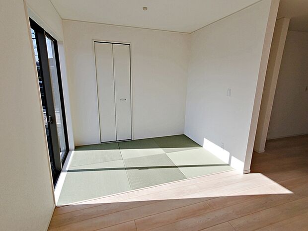 【和室3帖】 リビングとつながる和室のお部屋。お子さんが小さい方には、キッズスペースとしてご利用頂けますね 