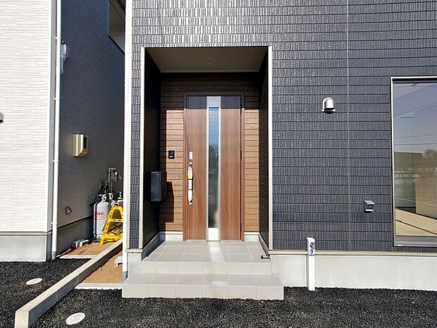 【玄関】 玄関ポーチは奥行きを持たせ、落ち着いた佇まいです 