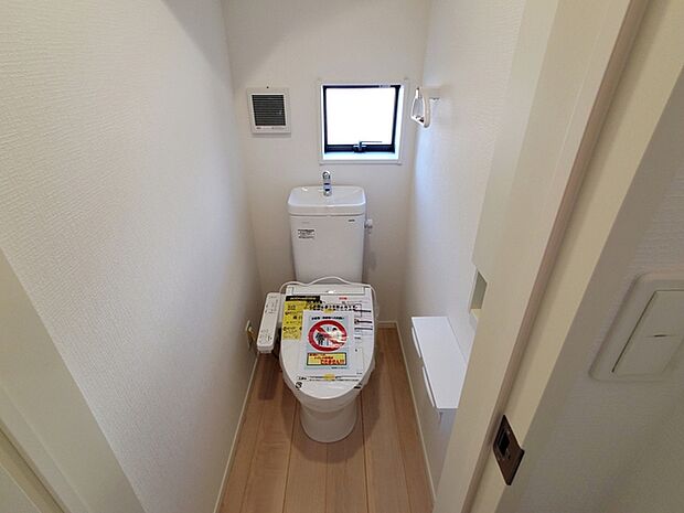 【トイレ】 窓があり温水洗浄機能の付いた快適なトイレを1階と2階に設置。使用が重なる朝も2ヶ所あれば安心ですね！ 