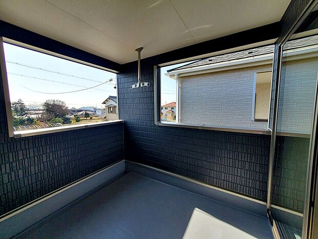【バルコニー】 インナーバルコニーには屋根があるので天候に左右せずにバルコニーを使えます 
