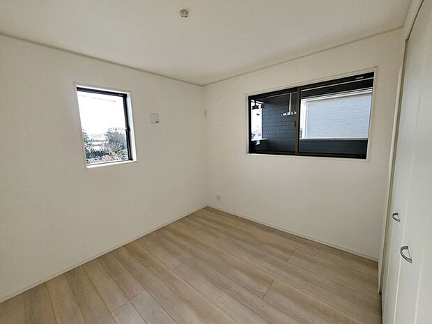 【洋室5.7帖】 2面採光で、晴れの日の日中はいつも明るい室内に。窓を開放すれば気持ちの良い風が入ります。 