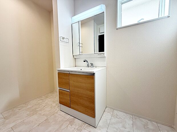 【洗面台】 洗面台の三面鏡の裏には収納があるので、見られたくないものの収納に便利 