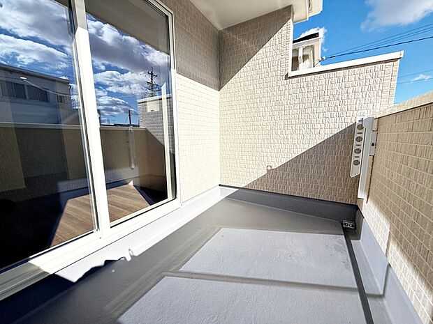 【バルコニー】 洗濯物や布団干しスペースを広々と確保。  