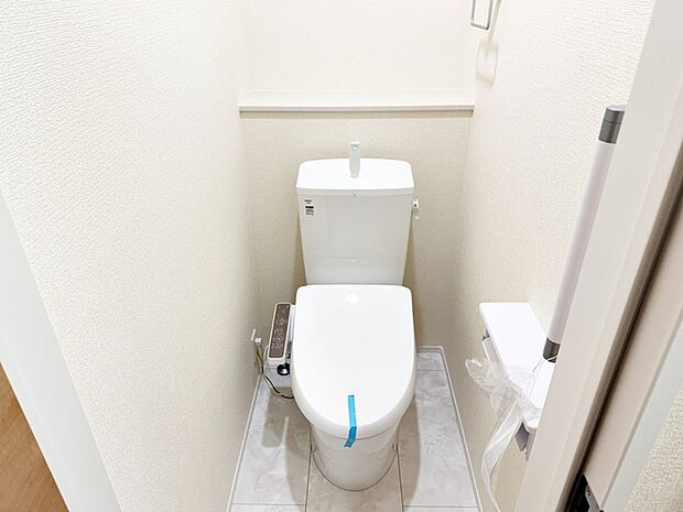 【1階トイレ】 トイレは各階に1つずつあるので、1階と2階を行き来する必要がありません。   