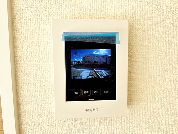 留守中の来訪者画像を自動で録画・保存できる録画機能を内蔵。防犯性に優れた安心のシステム。スッキリとしたデザインで、誰でも簡単に操作していだけます。